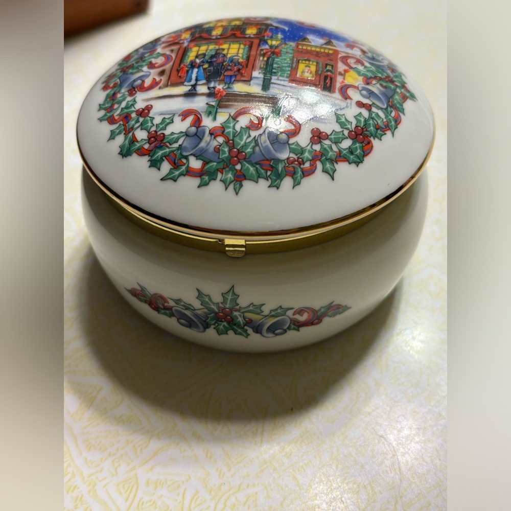 Christmas Musical Box by Heritage House Inc.